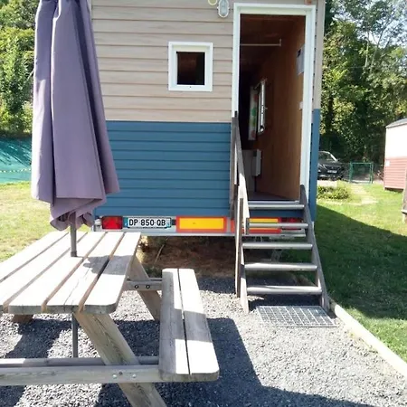 Campsite Camping De Roulottes Dans Les Volcans D'auvergne *