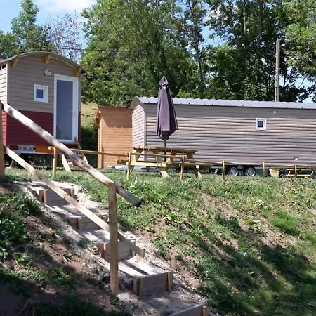 Campsite Camping De Roulottes Dans Les Volcans D'auvergne *